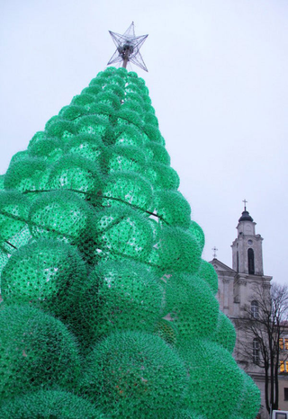 Illustration for article titled Cash-Strapped Lithuanian Town Creates Beautiful Plastic Bottle Christmas Tree